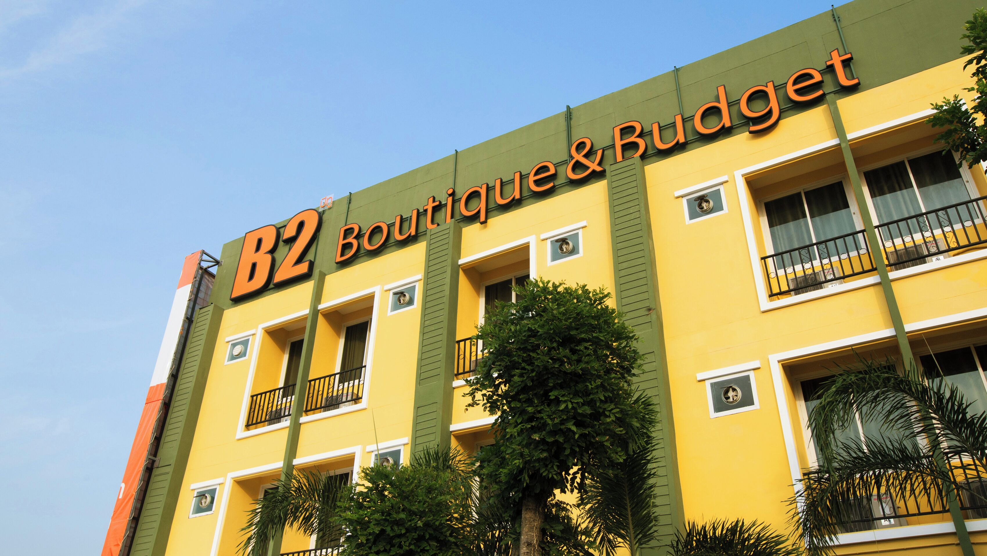 Een gebouw met het bord 'B2 Boutique & Budget', wat een boetiekhotel aangeeft.