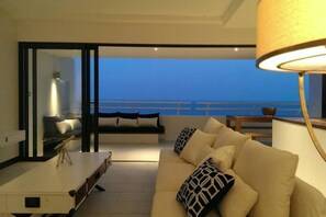 2 Bedrooms Suite | Área de sala de estar | Televisión LCD