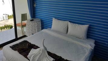 Desk, rollaway beds, free WiFi