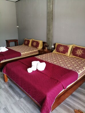 مكتب ومساحة عمل للكمبيوتر المحمول وستائر تعتيم وتجهيزات عازلة للصوت