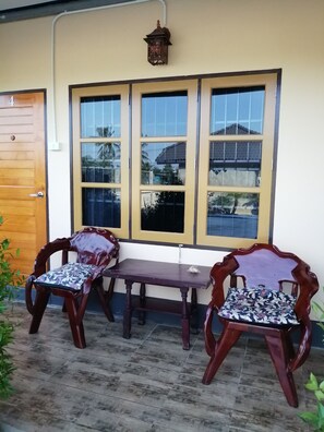 تلفزيون ذكي بحجم 48-بوصة يعرض قنوات فضائية، تلفزيون