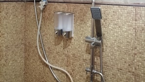 Une salle de bain équipée d’une douche, d’un radiateur mural et d’un sèche-mains.