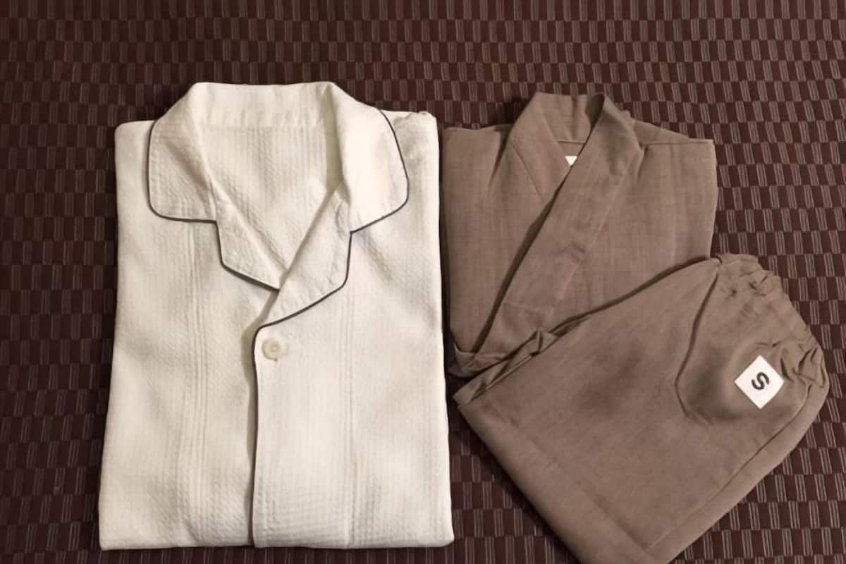 Un ensemble de vêtements soigneusement plié, posé sur une surface texturée.