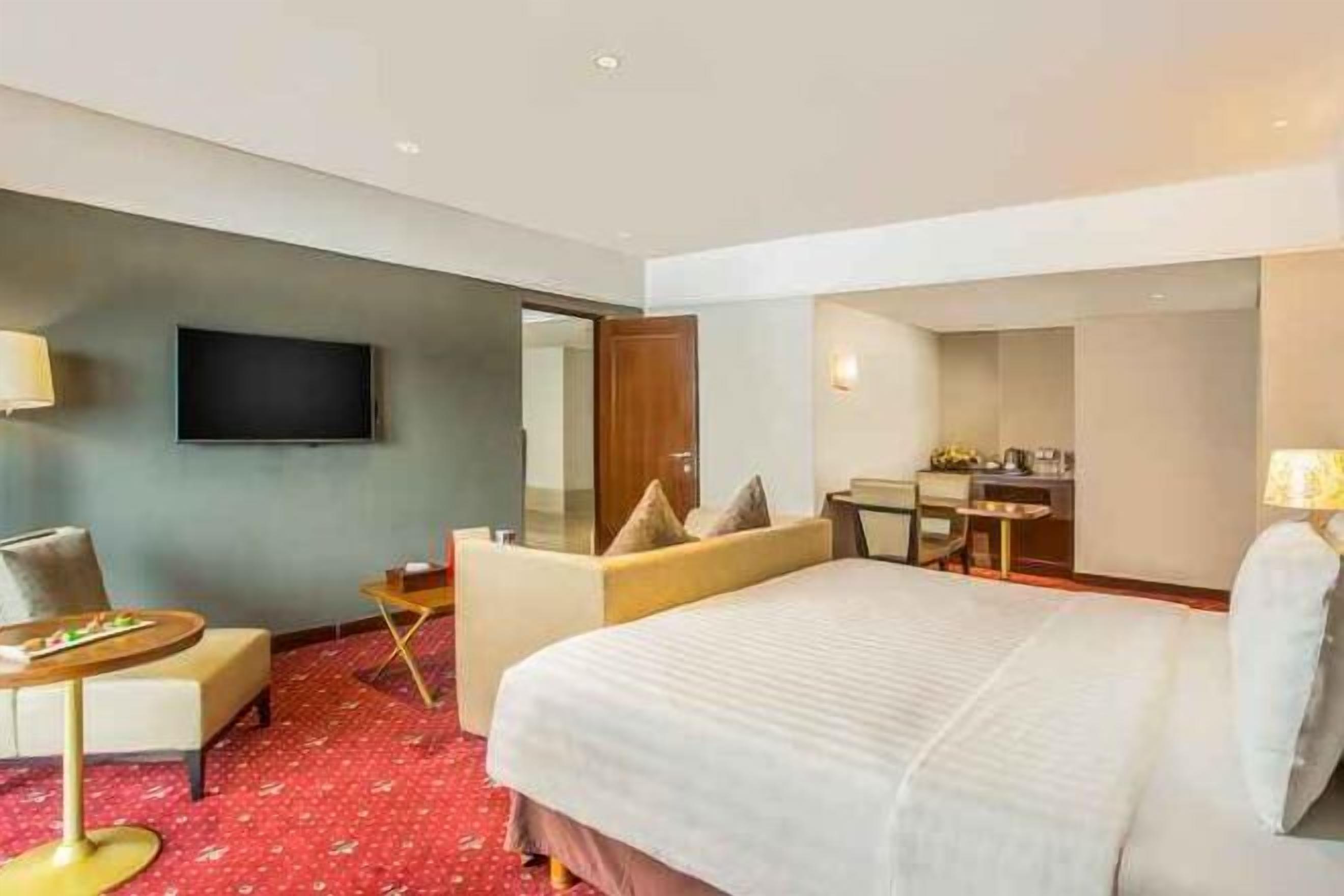 Minibar, Zimmersafe, Schreibtisch, Verdunkelungsvorhänge