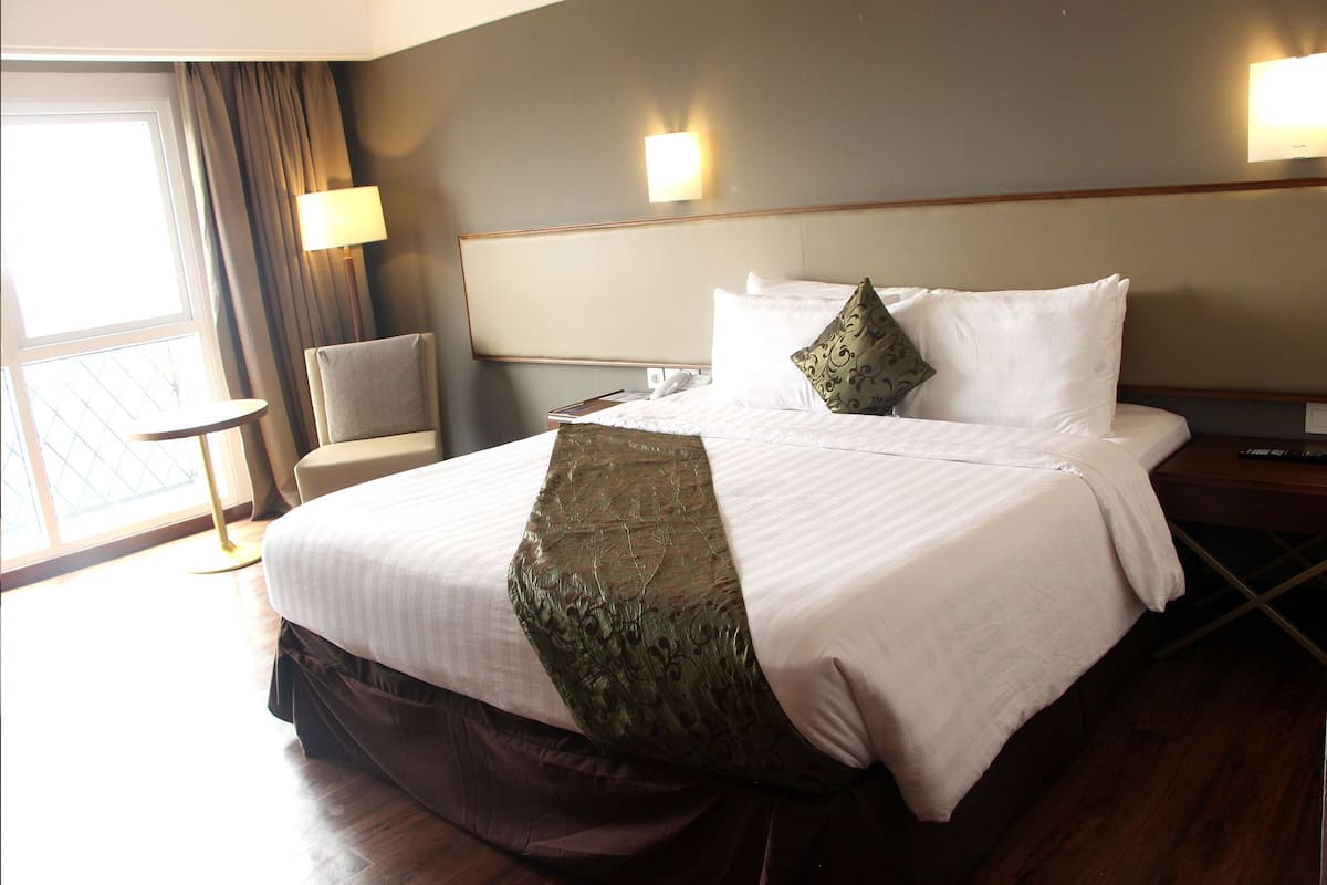 Deluxe Room | Minibar, in-room safe, desk, blackout curtains