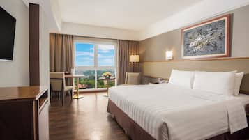 Minibar, safe på rommet, skrivebord og blendingsgardiner