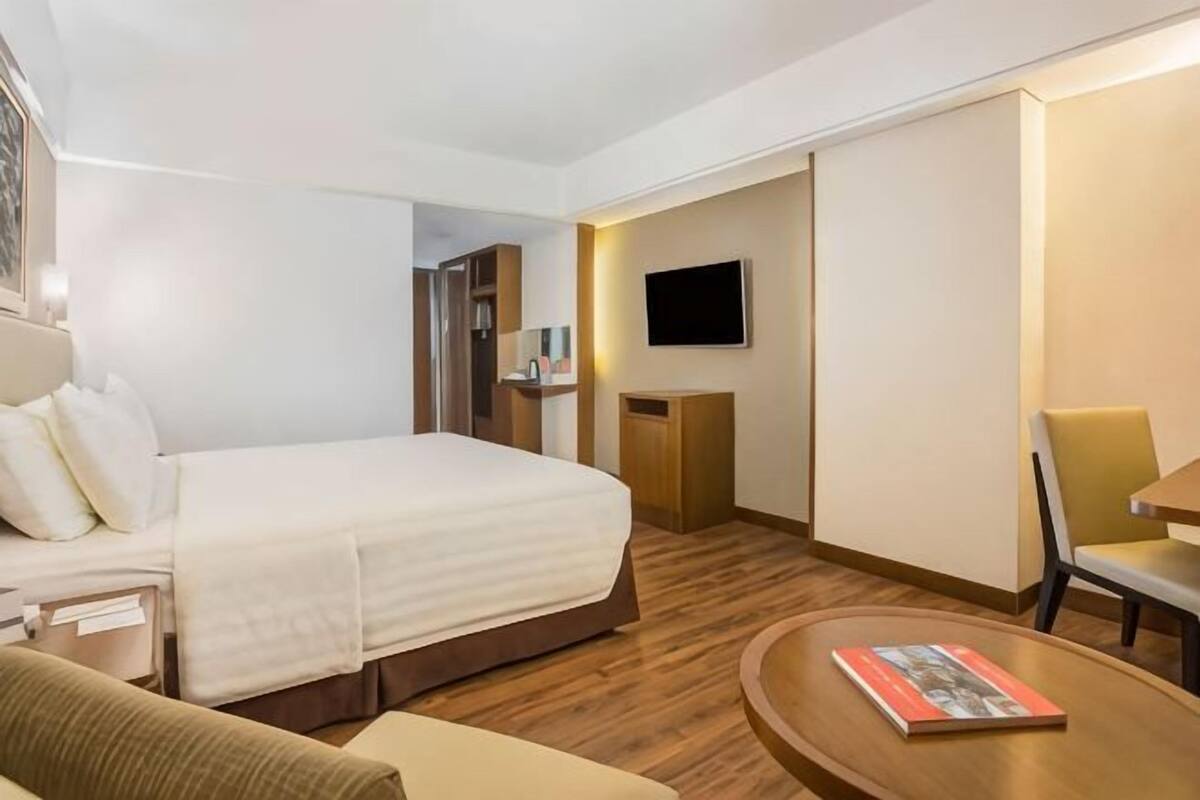Minibar, caja de seguridad en la habitación y escritorio