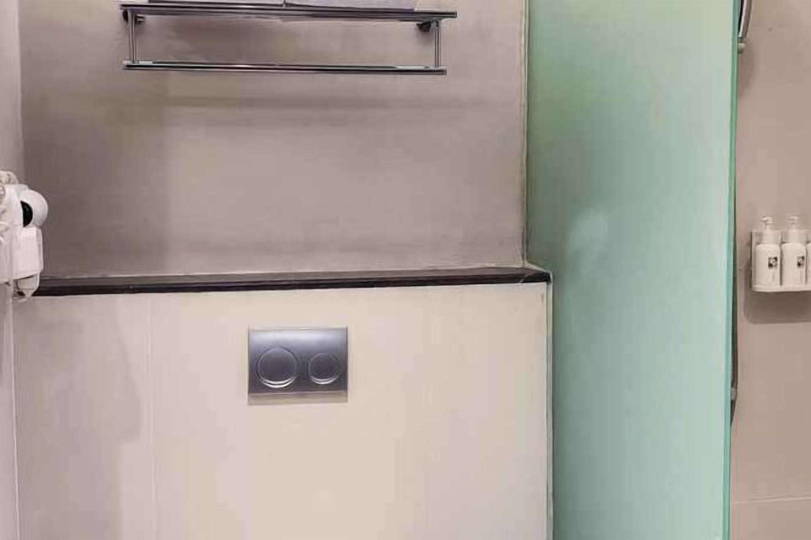 Dusj, toalettartikler (inkludert), hårføner og tøfler