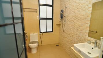 Family Suite | Bilik Mandi | Pancuran mandi, kelengkapan dandanan diri percuma, pengering rambut