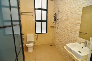 Suite familiar | Bany | Dutxa, articles de tocador gratuïts, assecador de cabells i bidet 