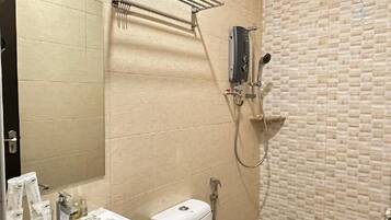 Pancuran mandi, kelengkapan dandanan diri percuma, pengering rambut