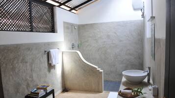 Shower, free toiletries, towels