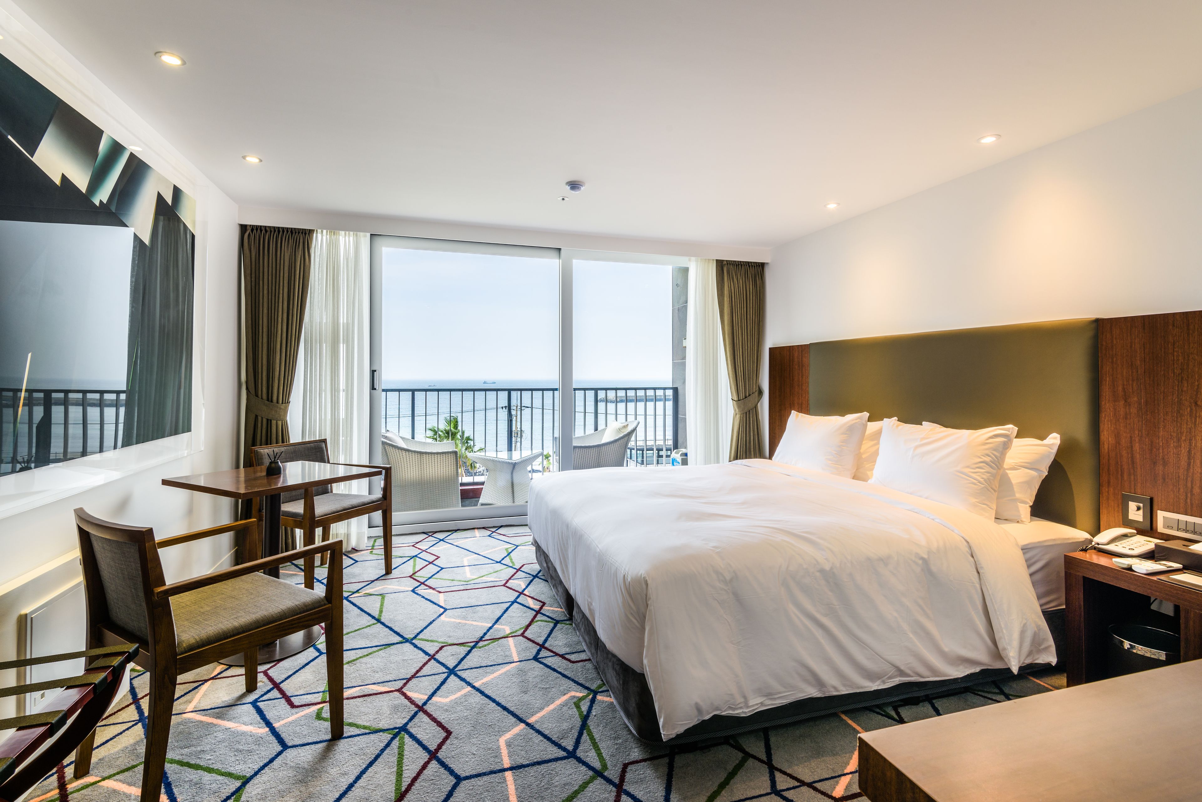 deluxe double room, ocean view | in-room safe, desk, blackout curtains, soundproofing