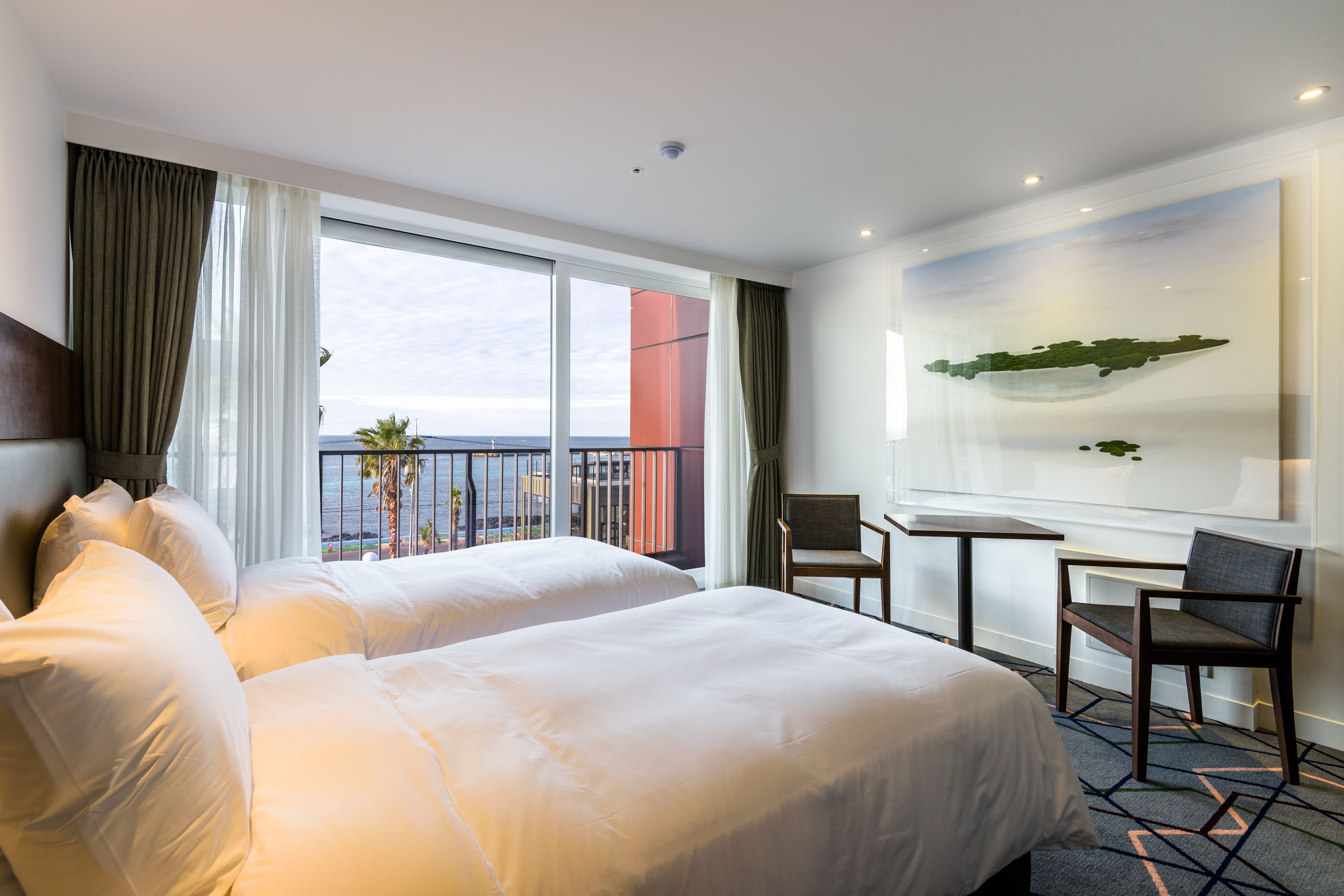superior twin room, partial ocean view | in-room safe, desk, blackout curtains, soundproofing
