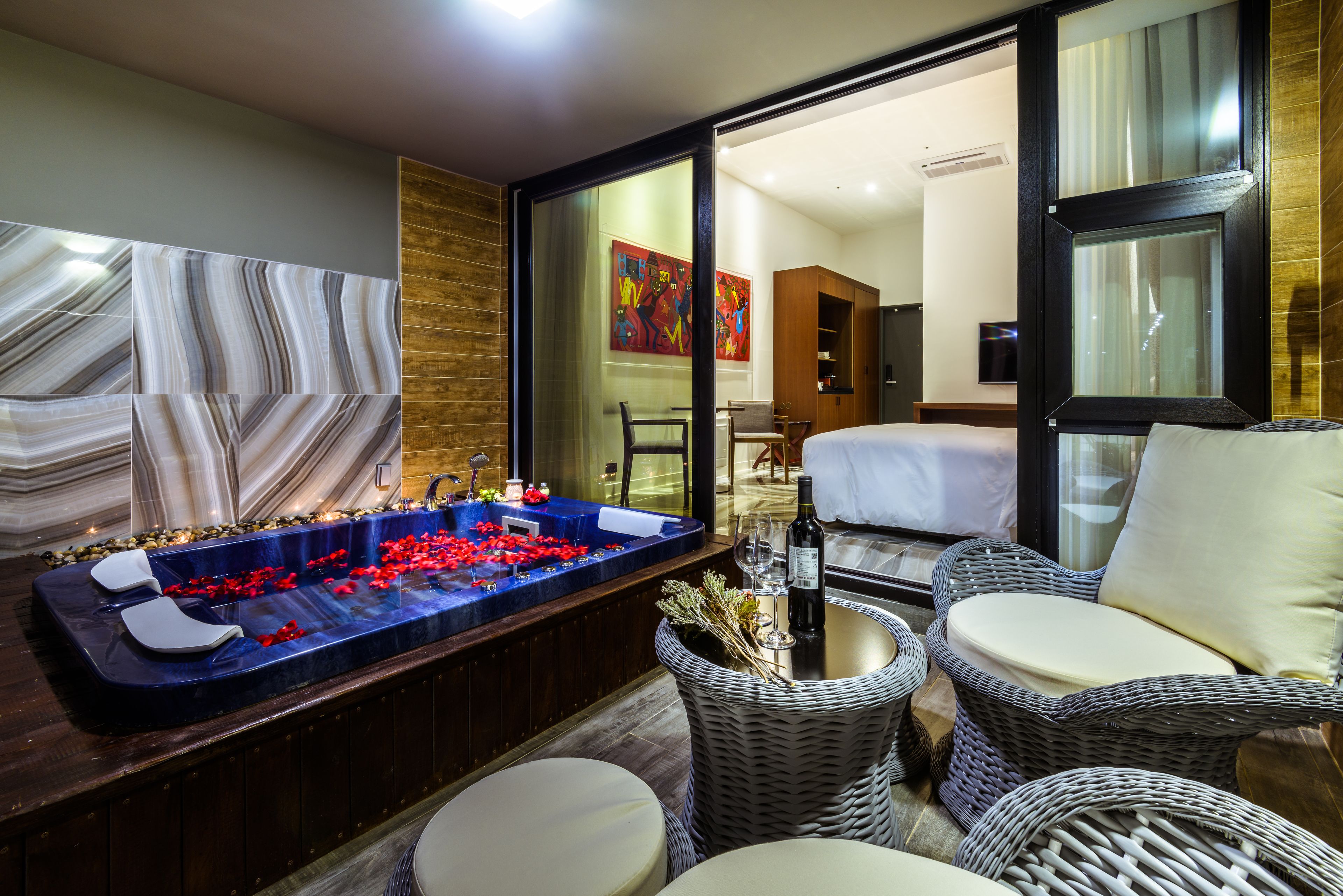 suite, jetted tub, partial ocean view (second floor) | jetted bathtub