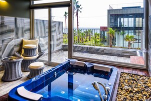 스위트, 분사식 욕조, 부분 바다 전망 (Second Floor) | 해변/바다 전망