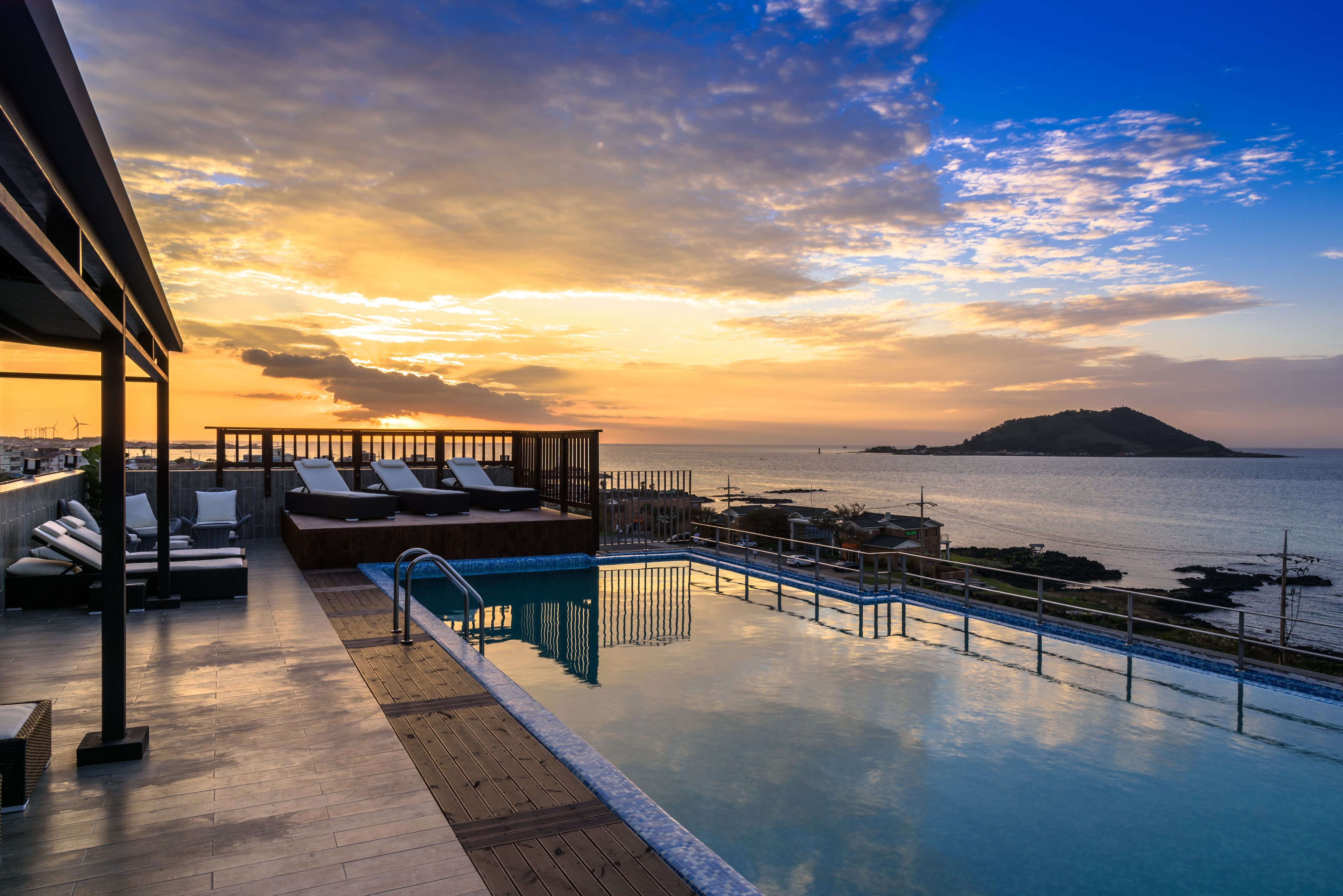 Hồ bơi ngoài trời, mở cửa từ 9:00 đến 20:00, ghế dài tắm nắng 