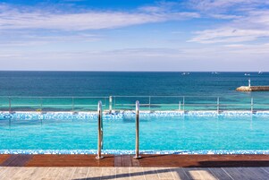 야외 수영장, 09:00 ~ 20:00 오픈, 일광욕 의자