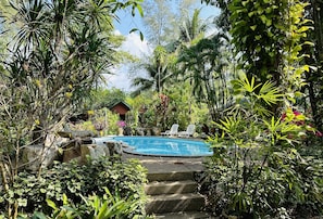 Kolam renang outdoor, dengan kursi berjemur