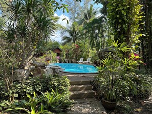 Piscine extérieure, chaises longues