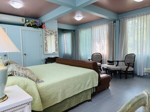 Heaven in the Garden (Lower Floor) | Individuelt dekorert, individuelt innredet og skrivebord for bærbar PC