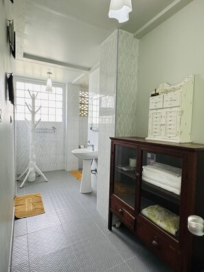 Heaven in the Garden (Lower Floor) | Baño | Ducha y toallas