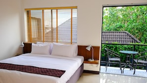 Quarto casal luxo, 1 cama King, para não fumantes, vista para a colina | Cofres nos quartos, escrivaninha, cortinas blackout