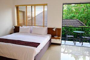 Chambre Double Deluxe, 1 très grand lit, non-fumeurs, vue colline | Coffres-forts dans les chambres, bureau, rideaux occultants