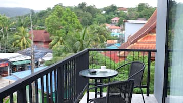 Deluxe-Doppelzimmer, 1 King-Bett, Nichtraucher, Hügelblick | Blick vom Balkon