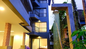 Um hotel moderno com piscina, um elemento aquático e varandas.