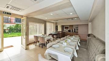 Bao gồm bữa sáng buffet hàng ngày