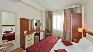 Chambre Simple | Minibar, coffres-forts dans les chambres, bureau