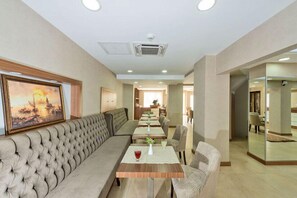 含每日吃到飽自助式早餐