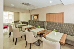 Free daily buffet breakfast - La Garden Hotel (Istanbul)