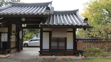 Traditional Room (Daemoonchae) | Free WiFi