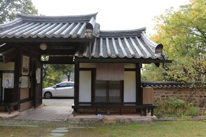 Un pabellón coreano tradicional con tejado de tejas y estructura de madera.
