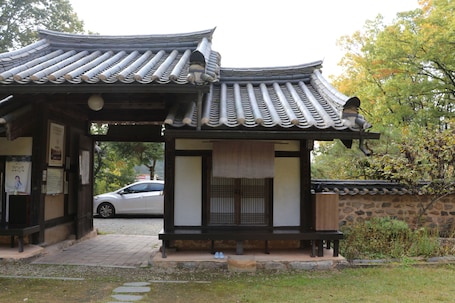 Traditional Room (Daemoonchae) | Free WiFi