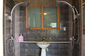 Habitación tradicional (Daemoonchae) | Baño | Regadera, secadora de cabello, toallas, jabón 