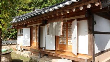 Traditional Room (Soodeokjae) | Free WiFi