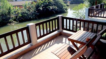 Superior Double Room | Bathroom | Shower, free toiletries, towels