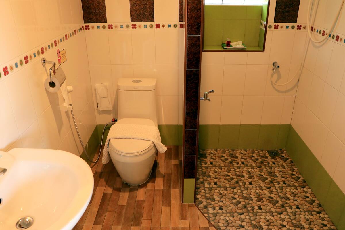 vip room | desk, free wifi