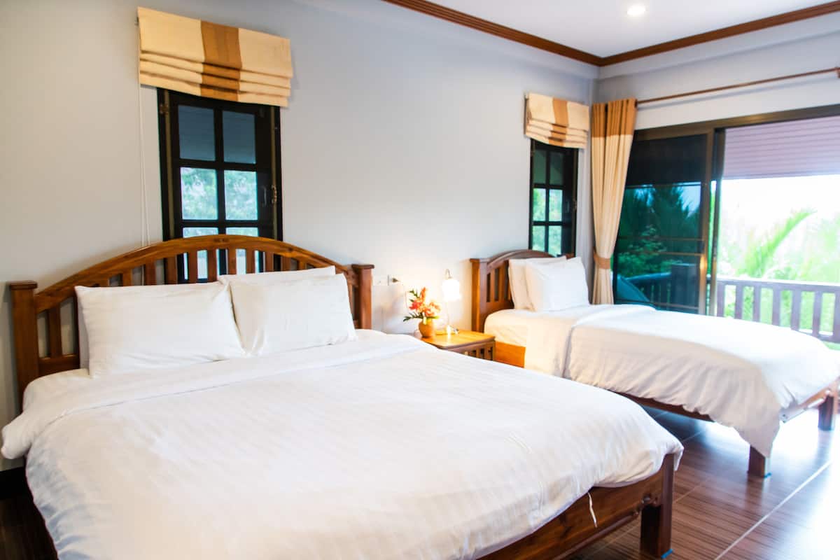 Triple Room | Een bureau, gratis wifi