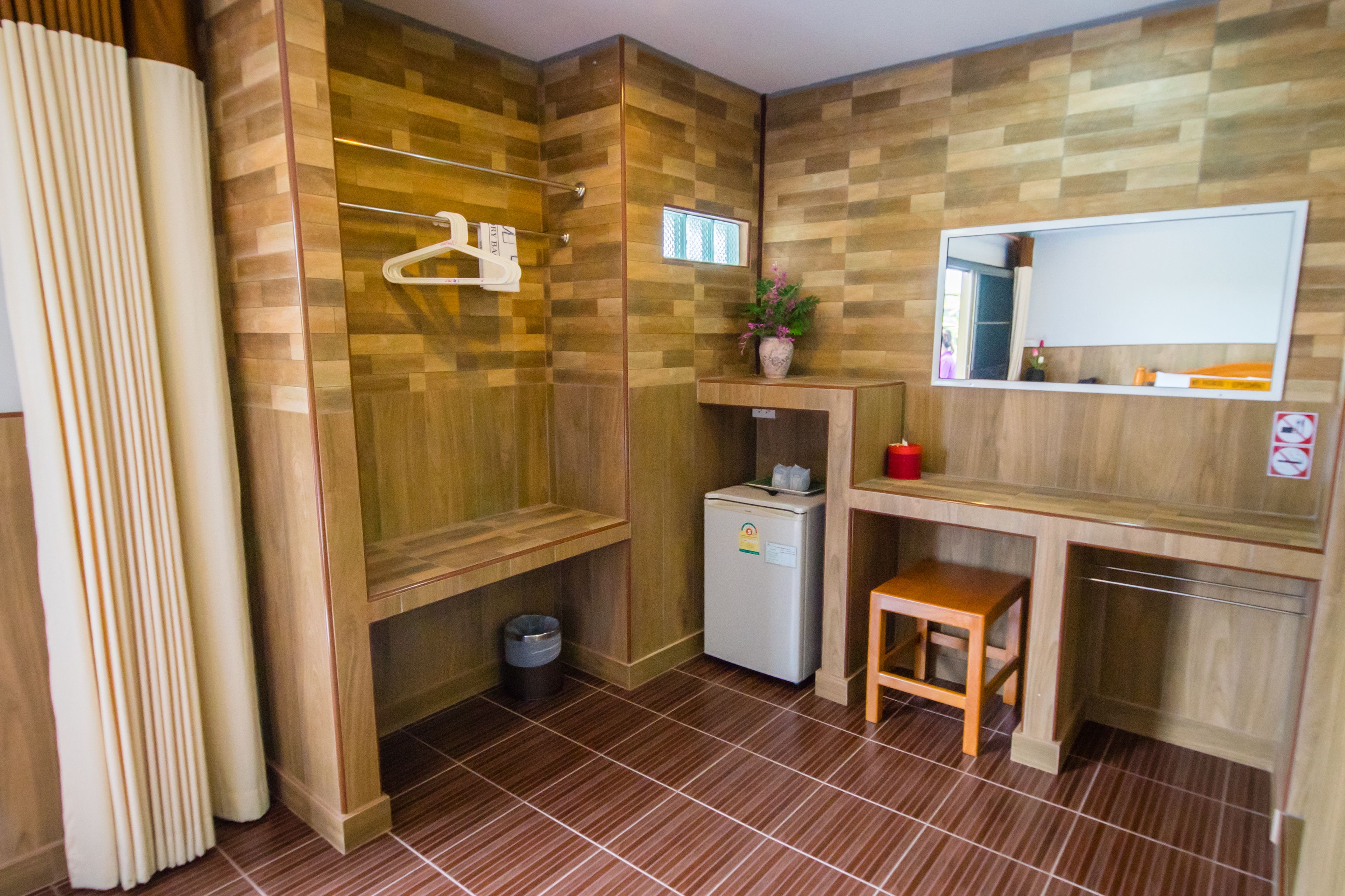 vip room | desk, free wifi