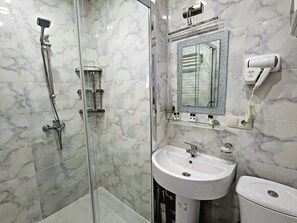 Superior-huoneisto, 1 makuuhuone | Kylpyhuone | Suihku, ilmaiset hygieniatuotteet, hiustenkuivaaja, tohvelit