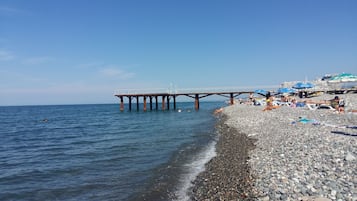 Playa en los alrededores y toallas de playa