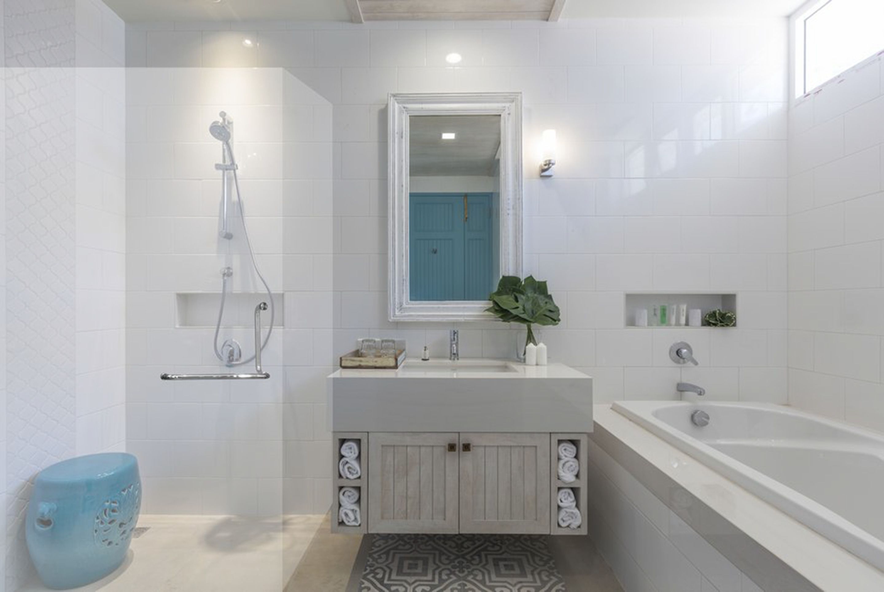 Un baño moderno con ducha, lavamanos y bañera.