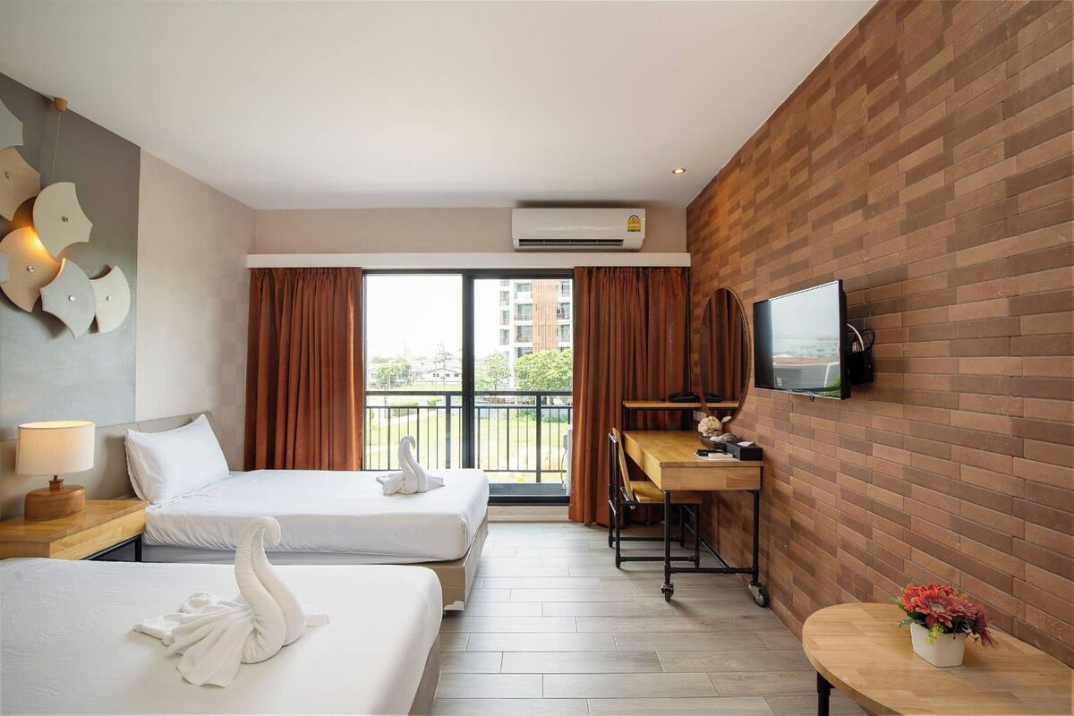 Superior Twin Room | In-room safe, desk, WiFi (free), bed sheets