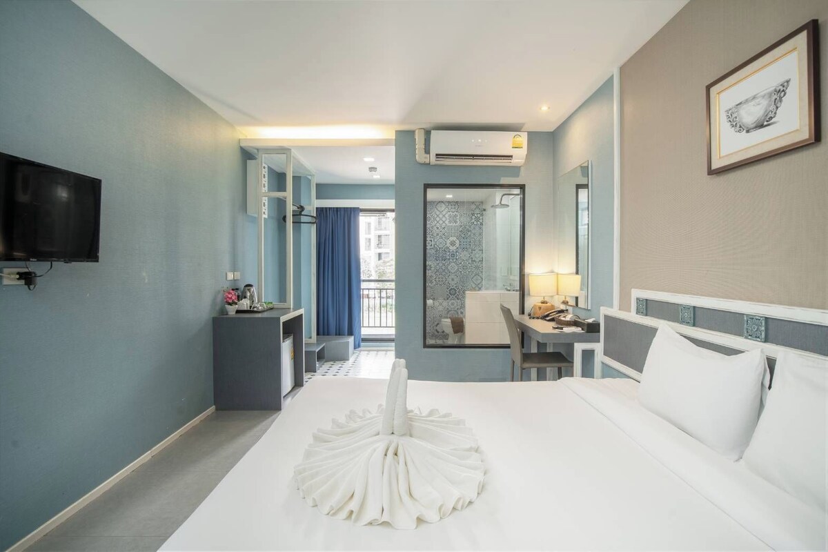 Studio Room Double Bed | In-room safe, desk, WiFi (free), bed sheets