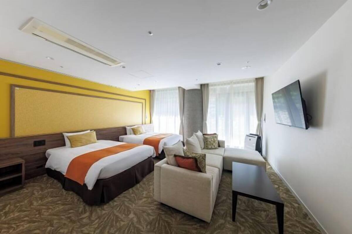 In-room safe, soundproofing, free WiFi, bed sheets