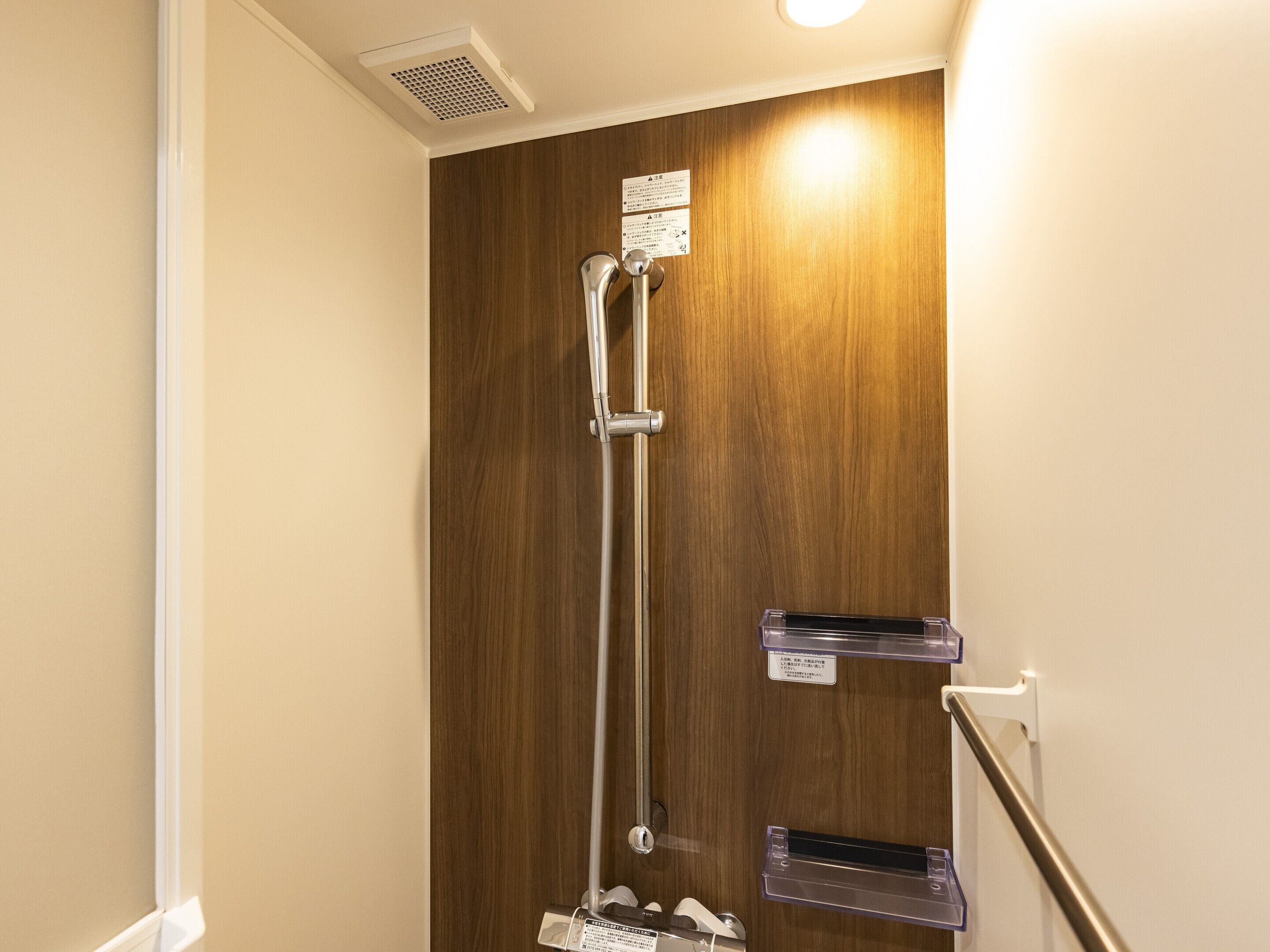 Une porte en bois avec une poignée en métal et une enseigne au-dessus.